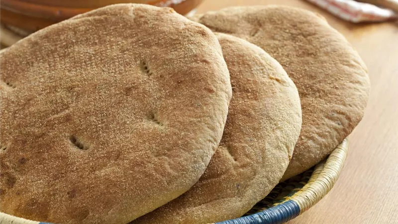 يسبب التهابات بالمعدة..طبيب يحذر من تناول الخبز