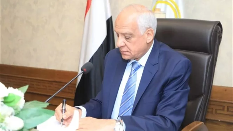محافظ الجيزة يعتمد ترقية ٢٧ معلمًا وأخصائيًا