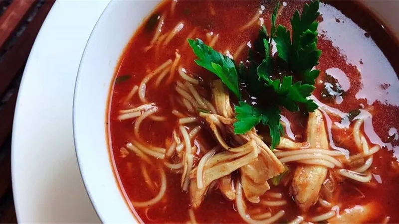 طريقة عمل شوربة الدجاج بالطماطم والنودلز
