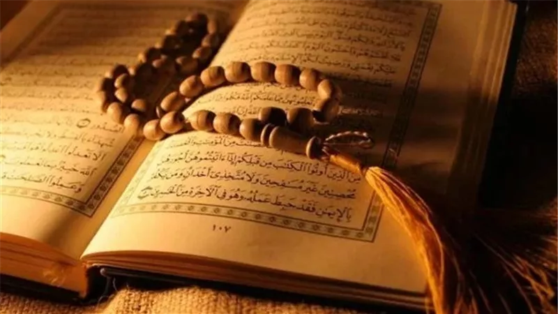 هل سماع القرآن يعادل ثواب القراءة؟.. الشحات عزازي يجيب