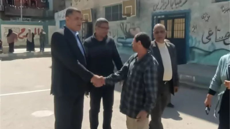 مدير تعليم السويس يكرم حارسا ليليا تصدى للصوص وأحبط سرقة مدرسة