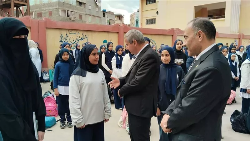 مدير تعليم دمياط يفاجئ مدارس الروضة ويشيد بانتظام العمل