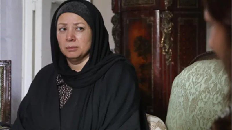 نقل انتصار للمستشفى بعد حبس ابنتها فى 