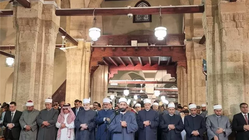 الجامع الأزهر كامل العدد بآلاف المصلين لأداء التراويح