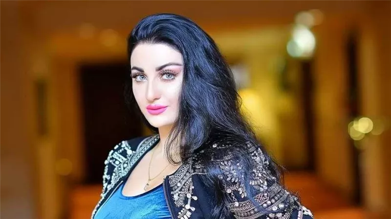 نجوى فؤاد تفتح النار على صافيناز: بتلبس عريان بشكل فظيع