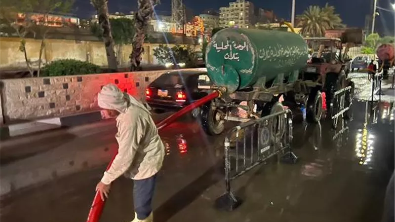 الأجهزة التنفيذية .. ترفع تراكمات مياه الأمطار من الشوارع بالفيوم