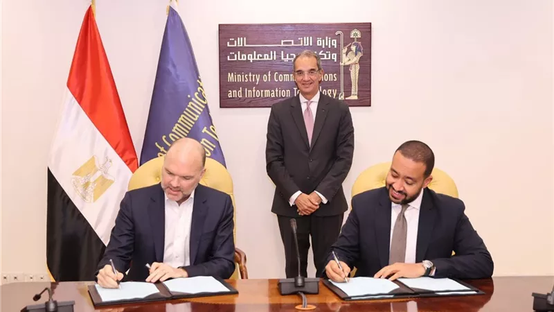طلعت يشهد اتفاقية لإعادة رسم خريطة حركة البيانات الدولية بين الشرق والغرب