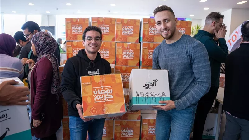 اورنچ مصر تواصل إهداء الأكشاك المجهزة وتكثيف توزيع كراتين الأغذية ضمن مبادرتها المجتمعية في رمضان