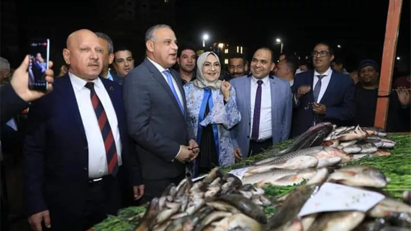محافظ سوهاج يتفقد معرض 
