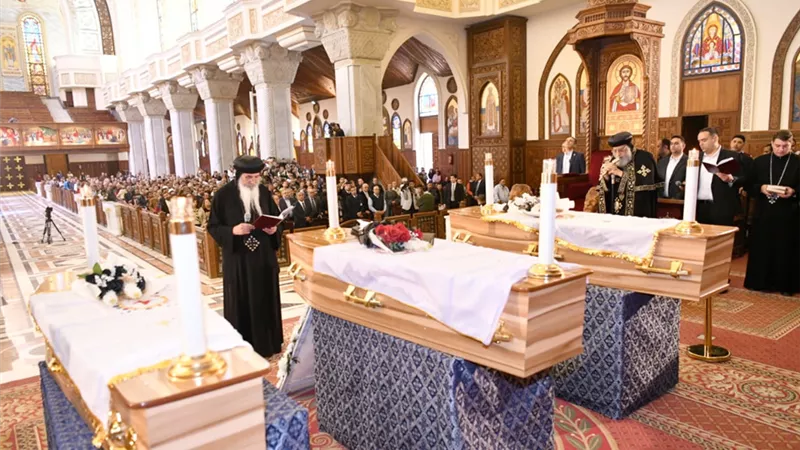 البابا تواضروس يصلي 