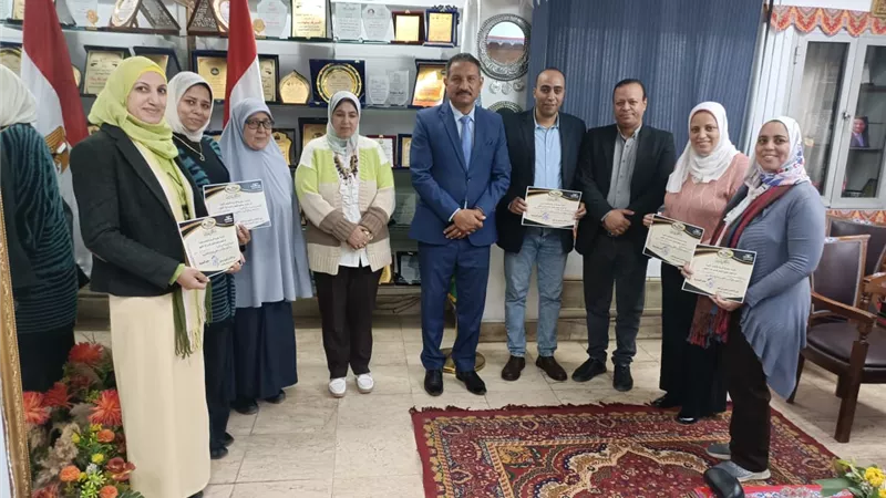 مدير تعليم الجيزة يكرم توجيه عام الفلسفة