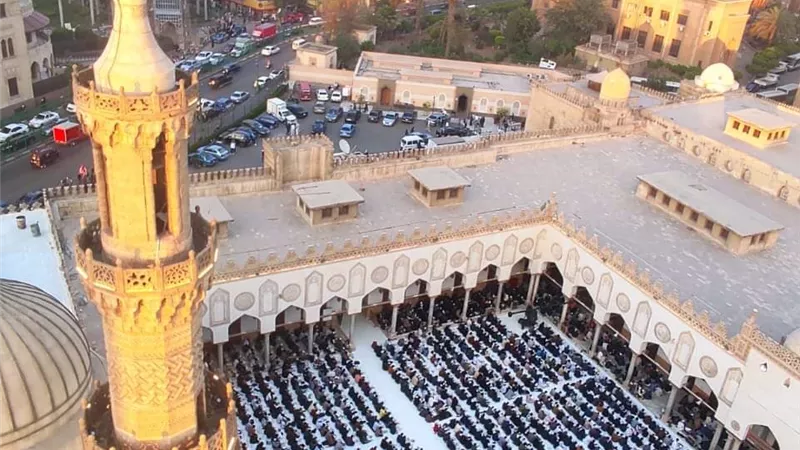 قيادات الأزهر يشاركون الوافدين إفطارهم بالجامع الأزهر