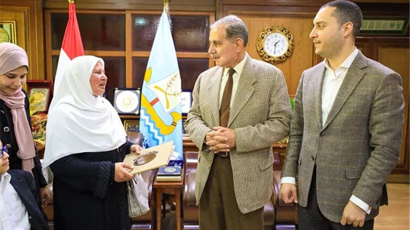 محافظ كفر الشيخ يكرم الأم المثالية الثانية على الجمهورية
