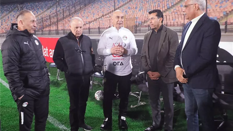 وزير الرياضة يحضر مران المنتخب استعداداً لكأس عاصمة مصر..صور