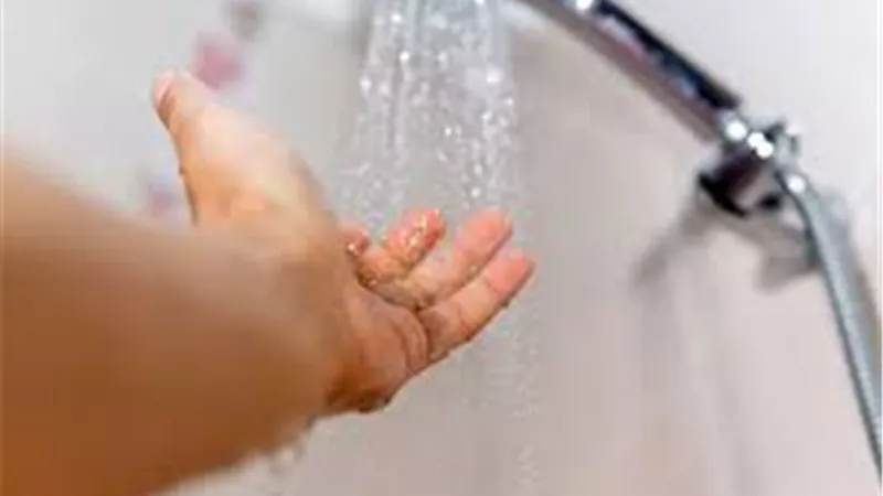 دراسة: الاستحمام بالماء البارد يحفز إنتاج الكولاجين
