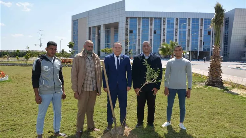 رئيس جامعة دمياط يغرس أول شجرة ضمن المبادرة 100 مليون شجرة