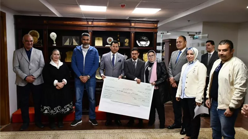 وزير الرياضة يكرم اول غطاس مصري من متلازمة داون
