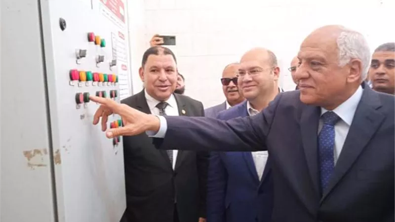 محافظ الجيزة يطلق اشارة التشغيل التجريبي لثلاث محطات بالحوامدية