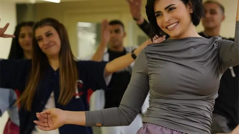 أسماء جلال تتألق من كواليس 