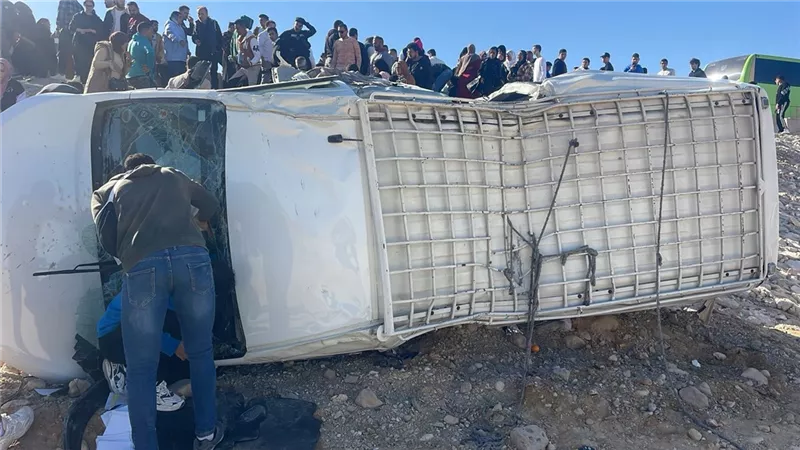 مصرع طالبتين وإصابة 11 في انقلاب ميكروباص طلاب الجلالة