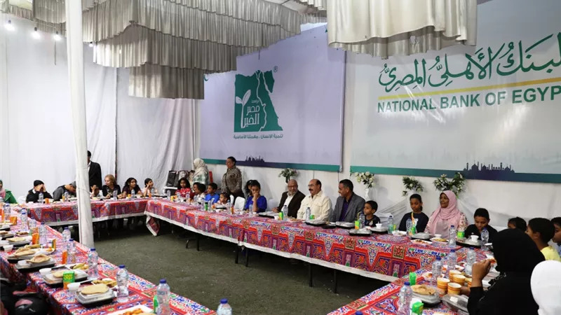 محافظ أسوان يشارك أبناء دور الرعاية الإجتماعية ومواطنين حفل افطار