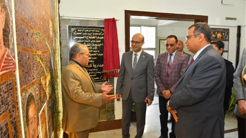 رئيس جامعة أسيوط يفتتح جدارية كلية العلوم بعنوان 