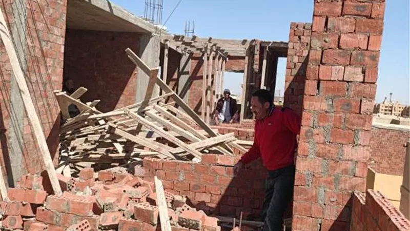 رضوان: جهاز بدر يزيل مخالفات سكنية ويتحفظ على مواد البناء.. صور