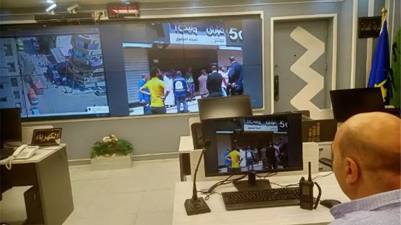 محافظ أسوان يتابع جهود إحتواء الحريق المحدود بأحد المحلات