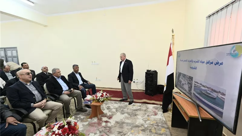 وزير الإسكان يستعرض موقف خدمات مياه الشرب والصرف الصحى بالقليوبية