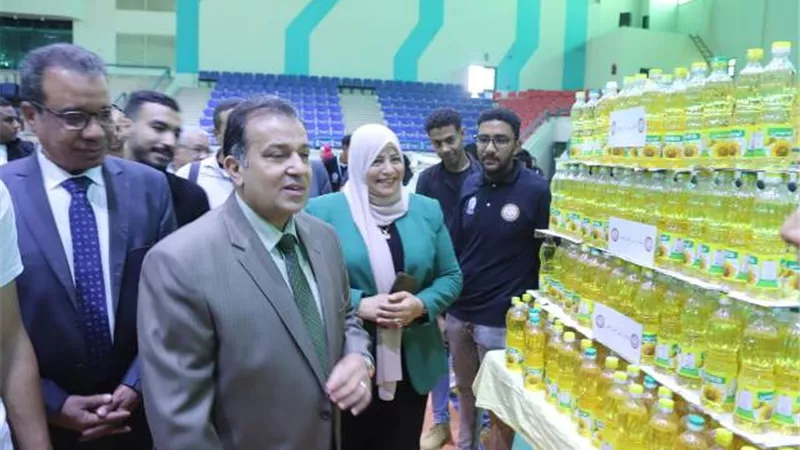 طلاب من اجل مصر بجامعة جنوب الوادي ينظمون شنط رمضان