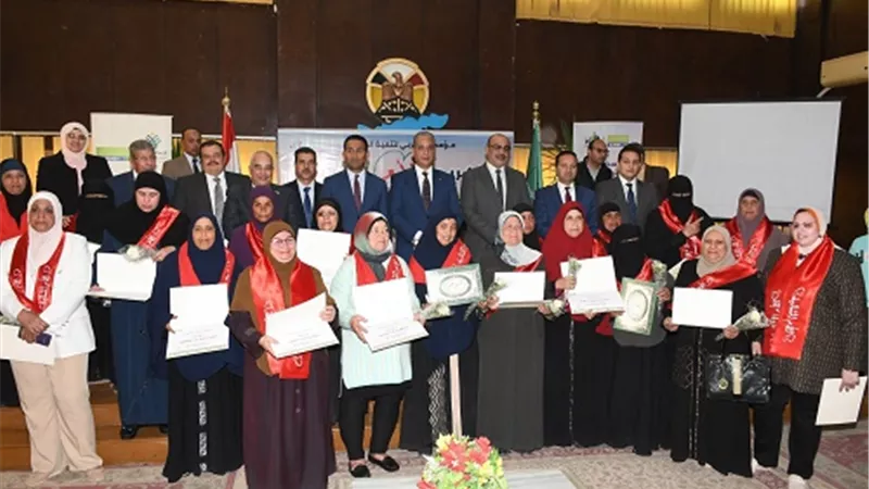 محافظ الفيوم يكرم 20 أماً مثالية