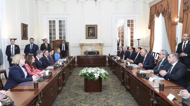 وزير الخارجية يستقبل نظيره الأمريكي