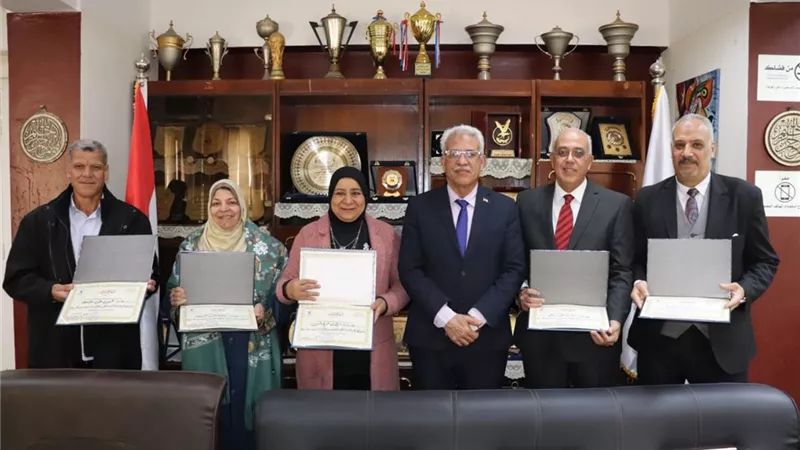 تعليم بالقاهرة تكرم عدد من الأمهات في عيد الأم