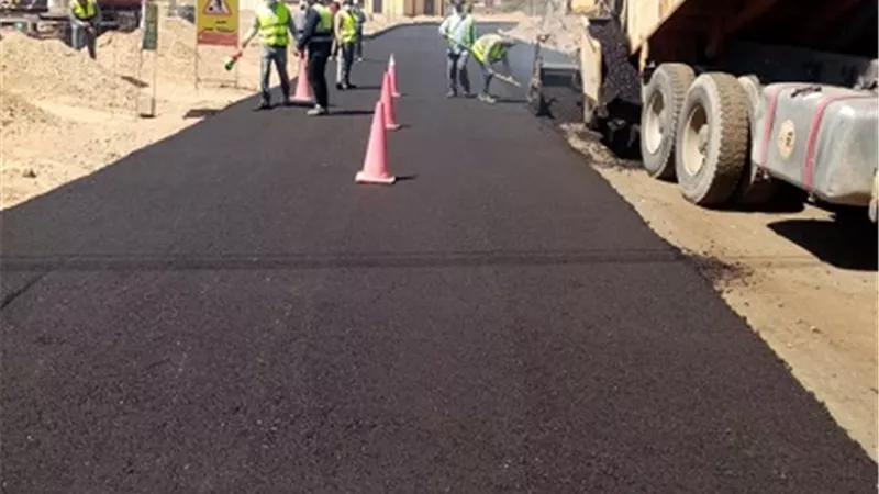 بدء أعمال الرصف بمنطقة كلاحين قفط الصناعية