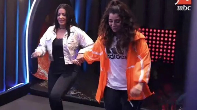 آيتن عامر تنهي معركة الفستان مع سمية الخشاب في 