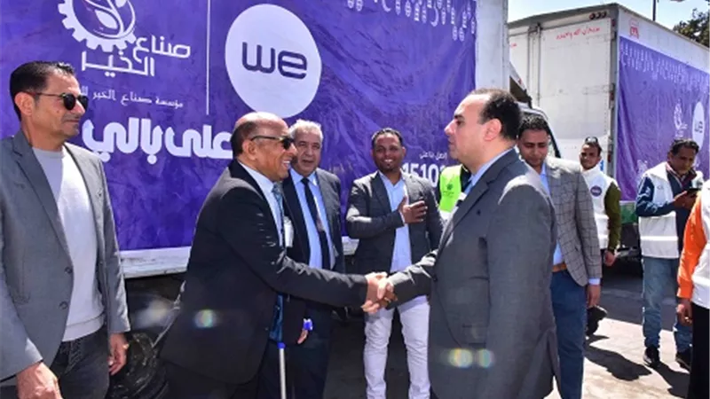 شركة we وصناع الخير توزعان ٤ الاف كرتونة مواد غذائية بالأقصر