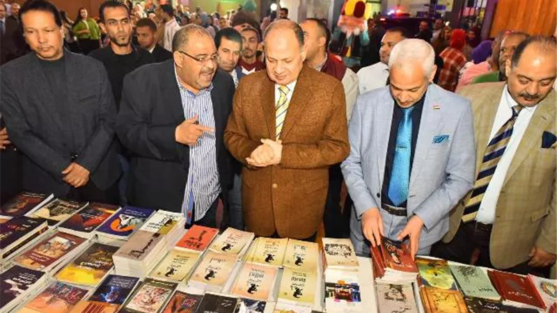 محافظ أسيوط يتفقدمعرض ومنفذ بيع اصدارت الهيئةالعامة لقصور الثقافة
