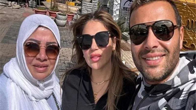 رامي صبري يحتفل بعيد الأم برفقة والدته وزوجته