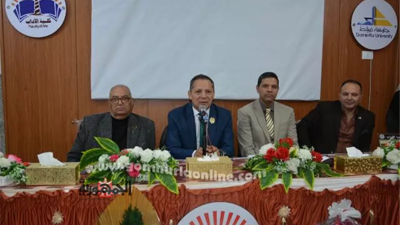 رئيس جامعة دمياط يشهد إحتفالية عيد الأم بكلية الآداب