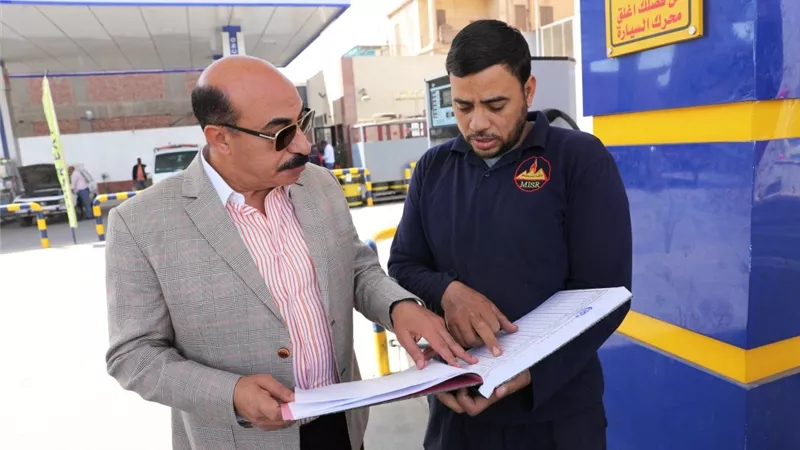 محافظ أسوان يتابع إنتظام محطات الوقود ومواقف السيرفيس