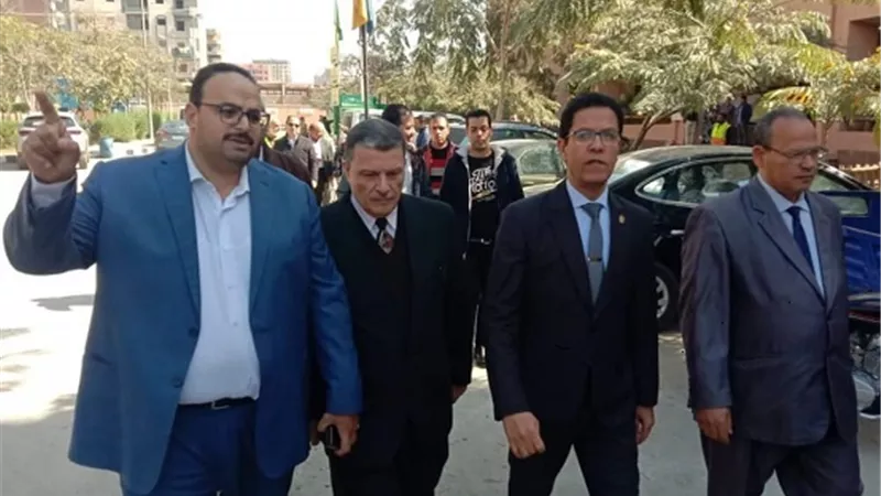 رئيس جامعة بنها يتفقد المشروعات الإنشائية بكلية الحقوق