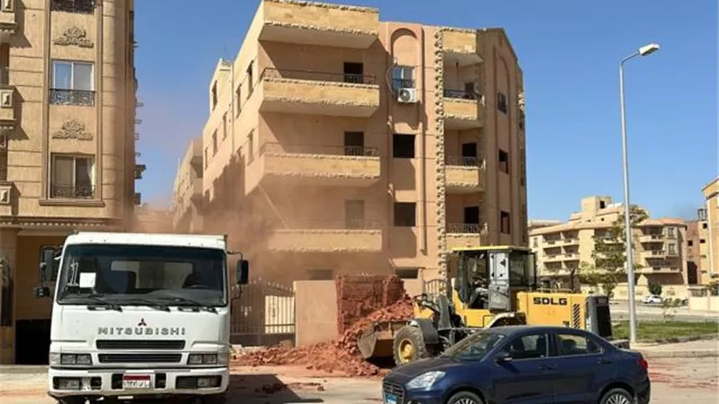 جهازالشروق يزيل 4 مخالفات بنائية ويتحفظ على مواد البناء.. بالصور