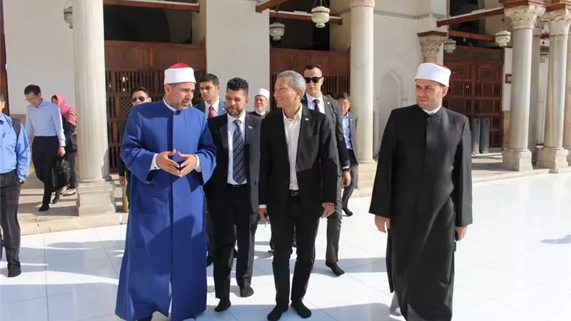 وزير خارجية سنغافورة يزور الجامع الأزهر ويعرب عن سعادته بالزياره