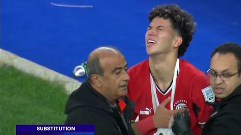 فيديو .. نقل عاشور الى المستشفى بعد اصابته امام نيوزيلاندا