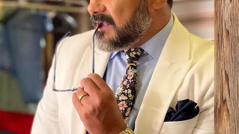 محمد رجب يشعل إنستجرام بإطلالة أنيقة