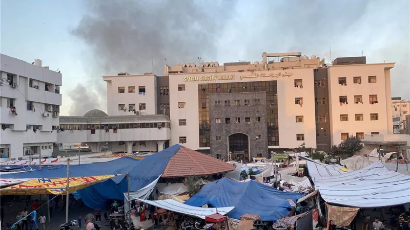 حكومة غزة: إسرائيل تهدد بقصف وتدمير مباني مجمع الشفاء الطبي