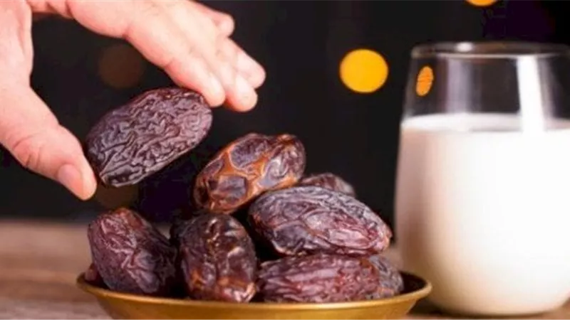 هل يجب الالتزام بالوتر فى عدد التمرات عند الفطر فى رمضان؟