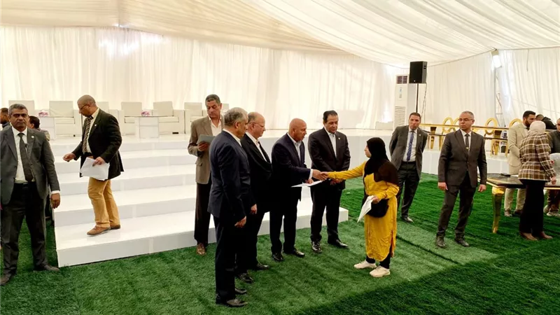 الوزير يسلم عقود109شقة لتعويض المتضررين من مسار القطار الكهربائى