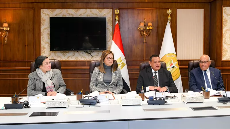 البيئة والتخطيط والتنمية يوقعون عقود مشروعات المخلفات الصلبة