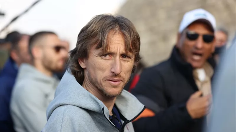 لوكا مودريتش يستعرض مهاراته تحت سفح الأهرامات - شاهد
